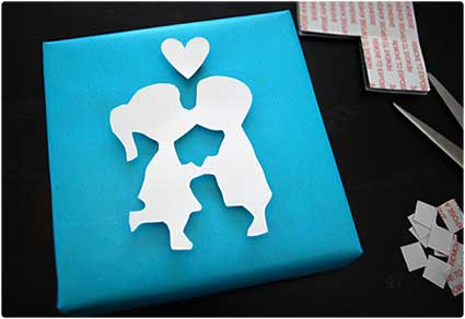 Kissing Couple Box Wrapping